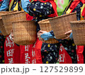 後楽園の茶摘み娘がかごを抱える 127529899