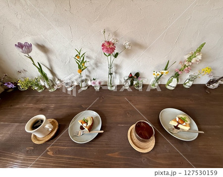花の中でコーヒータイム 127530159