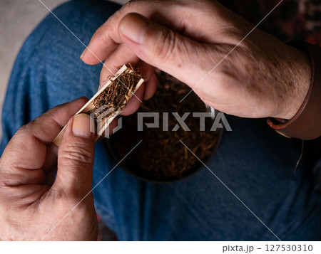 Preparing rolled cigarettes with dried tobacco. 127530310