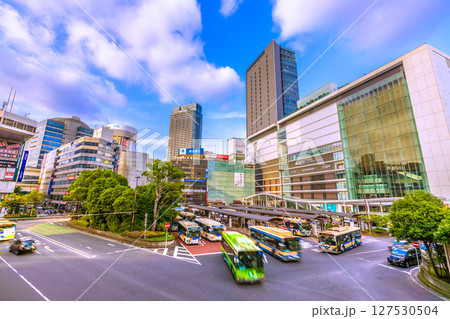 日本の横浜都市景観 横浜駅やタワーマンションなどを望む 日本の横浜都市景観 横浜駅やタワーマンションなどを望む 127530504