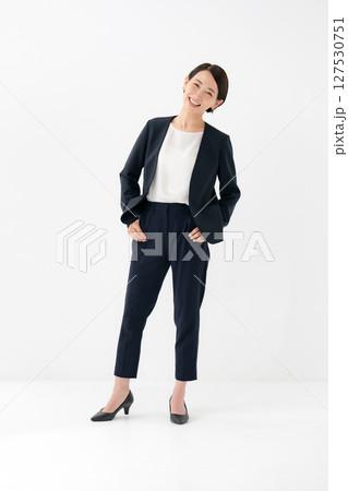 スーツの女性　全身姿 127530751