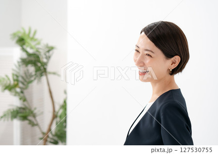 スーツの女性　横顔 127530755