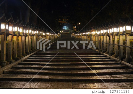 宝山寺の夜の石段 127531155