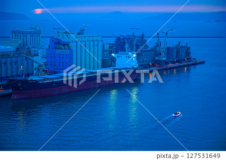 博多ポートタワーより博多湾の夕景を望む 博多ポートタワーより博多湾の夕景を望む 127531649
