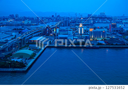 博多ポートタワーより博多湾の夕景を望む 博多ポートタワーより博多湾の夕景を望む 127531652