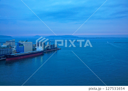 博多ポートタワーより博多湾の夕景を望む 博多ポートタワーより博多湾の夕景を望む 127531654