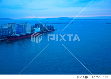 博多ポートタワーより博多湾の夕景を望む 127531656