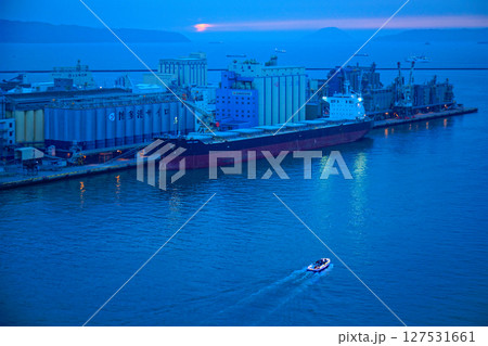 博多ポートタワーより博多湾の夕景を望む 127531661