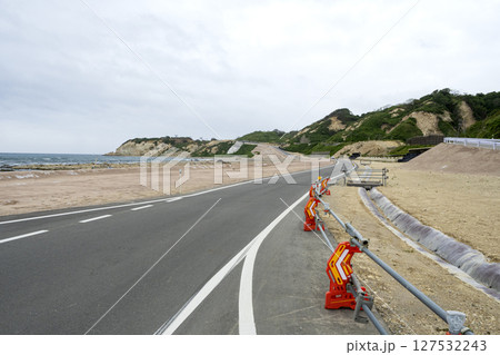 登半島、輪島市三ッ子浜の国道249号、仮設道路。2025年5月 登半島、輪島市三ッ子浜の国道249号、仮設道路。2025年5月 127532243