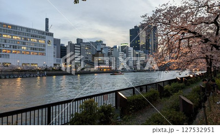 大阪、天満橋の桜、大川 大阪、天満橋の桜、大川 127532951