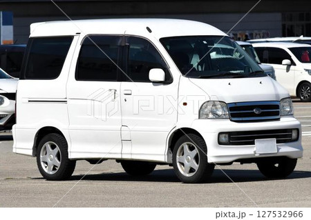 駐車場に並ぶ自動車(ダイハツ・アトレー7) 駐車場に並ぶ自動車(ダイハツ・アトレー7) 127532966