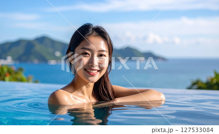 プールで寛ぐ笑顔がかわいい女性 127533084