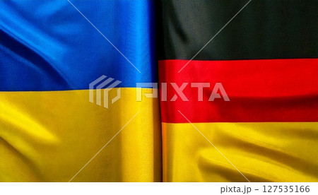 ドイツの国旗とウクライナの国旗。 ドイツの国旗とウクライナの国旗。 127535166