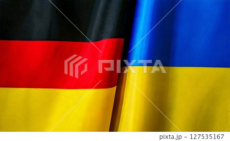 ドイツの国旗とウクライナの国旗。 127535167