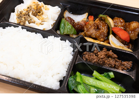 おいしい中華料理の黒酢酢豚弁当 おいしい中華料理の黒酢酢豚弁当 127535398