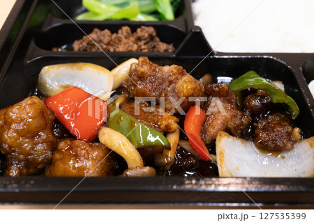 おいしい中華料理の黒酢酢豚弁当 おいしい中華料理の黒酢酢豚弁当 127535399