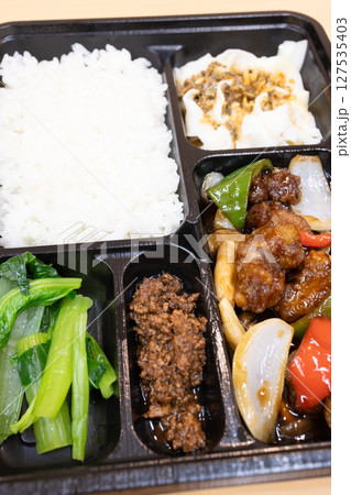 おいしい中華料理の黒酢酢豚弁当 127535403
