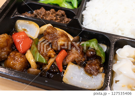 おいしい中華料理の黒酢酢豚弁当 127535406