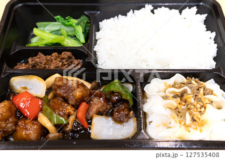 おいしい中華料理の黒酢酢豚弁当 127535408