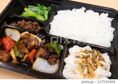 おいしい中華料理の黒酢酢豚弁当 127535409