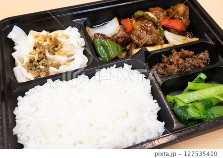 おいしい中華料理の黒酢酢豚弁当 127535410