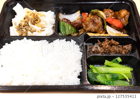 おいしい中華料理の黒酢酢豚弁当 127535411