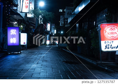 赤提灯が並ぶ飲屋街、暗い路地ののれん街、暗い路地裏 127535787