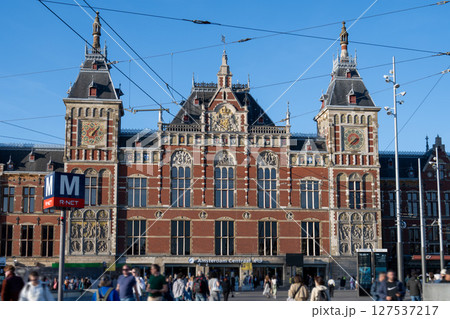 快晴のアムステルダム中央駅／オランダ 127537217
