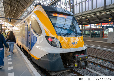 アムステルダム中央駅の列車／オランダ 127537225