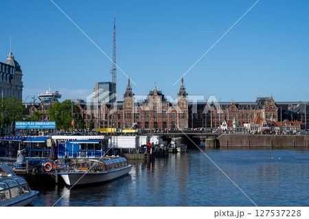 快晴のアムステルダム中央駅／オランダ 127537228