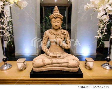 ホテルロビーの仏像 127537379