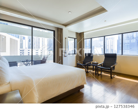 タイ・バンコク 都心部のビル群を望むホテル客室 / Bangkok, Thailand 127538346