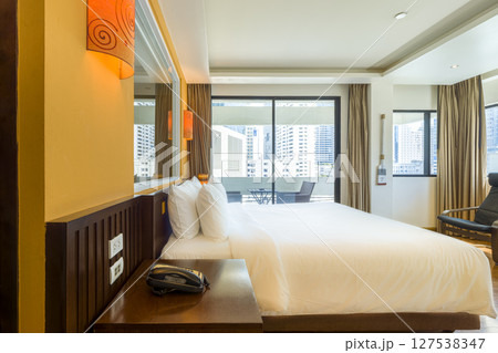 タイ・バンコク 都心部のビル群を望むホテル客室 / Bangkok, Thailand タイ・バンコク 都心部のビル群を望むホテル客室 / Bangkok, Thailand 127538347