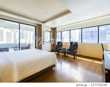 タイ・バンコク 都心部のビル群を望むホテル客室 / Bangkok, Thailand タイ・バンコク 都心部のビル群を望むホテル客室 / Bangkok, Thailand 127538349