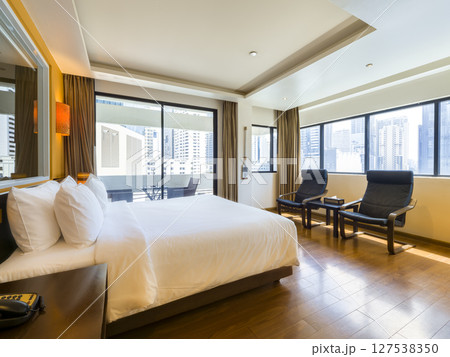 タイ・バンコク 都心部のビル群を望むホテル客室 / Bangkok, Thailand 127538350