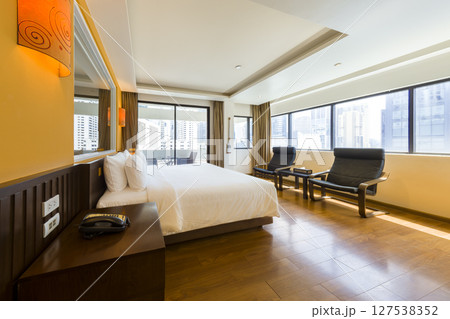 タイ・バンコク 都心部のビル群を望むホテル客室 / Bangkok, Thailand 127538352