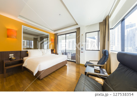 タイ・バンコク 都心部のビル群を望むホテル客室 / Bangkok, Thailand 127538354