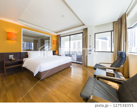 タイ・バンコク 都心部のビル群を望むホテル客室 / Bangkok, Thailand タイ・バンコク 都心部のビル群を望むホテル客室 / Bangkok, Thailand 127538355