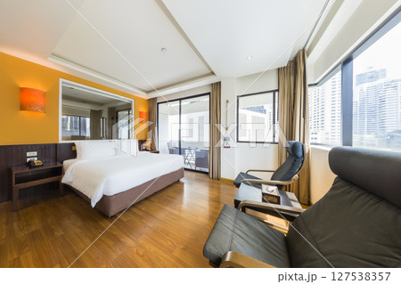 タイ・バンコク 都心部のビル群を望むホテル客室 / Bangkok, Thailand 127538357