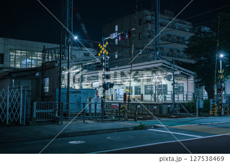 夜の小田急相模原駅　踏切とプラットホーム 127538469