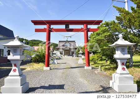初夏の北海道八雲町で落部八幡宮境内の風景を撮影 127538477