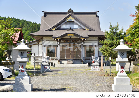 初夏の北海道八雲町で落部八幡宮境内の風景を撮影 127538479