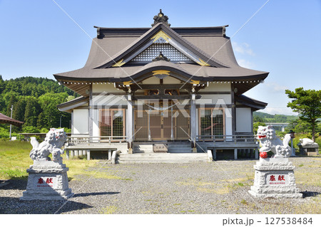 初夏の北海道八雲町で落部八幡宮境内の風景を撮影 127538484