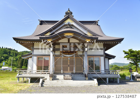初夏の北海道八雲町で落部八幡宮境内の風景を撮影 127538487