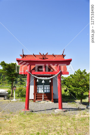 初夏の北海道八雲町で落部八幡宮境内の風景を撮影 127538490