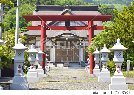 初夏の北海道八雲町で落部八幡宮境内の風景を撮影 127538508