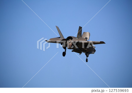 ホバリングするステルス戦闘機 ホバリングするステルス戦闘機 127539693