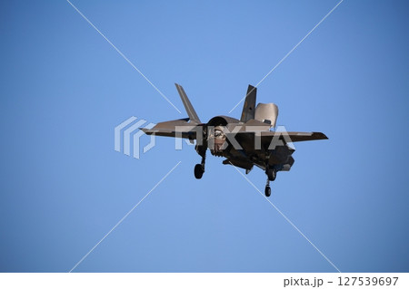 ホバリングするステルス戦闘機 127539697