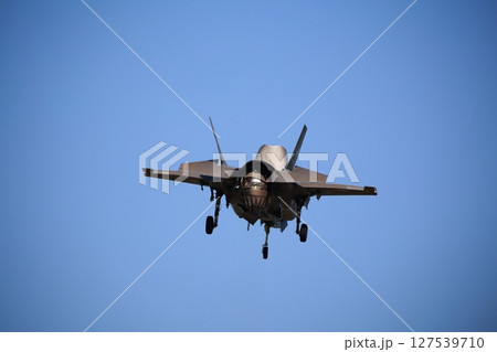ホバリングするステルス戦闘機 ホバリングするステルス戦闘機 127539710