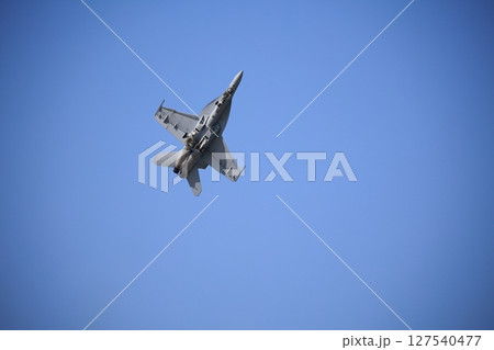 アクロバット飛行する 戦闘機 ホーネット アクロバット飛行する 戦闘機 ホーネット 127540477